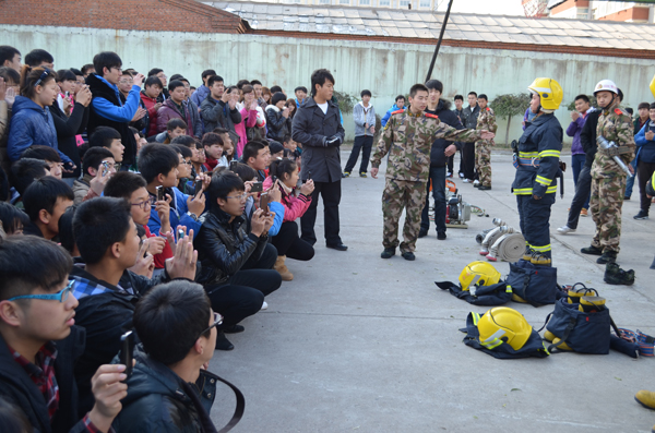 4.消防官兵为同学们表演“快速换装”.JPG