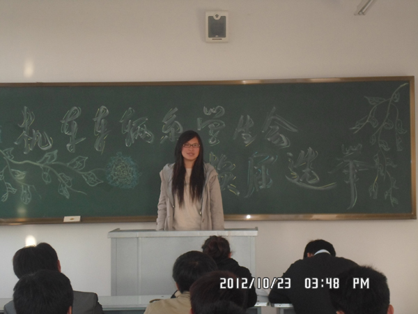 2011级学生陈佳进行竞选演讲.jpg