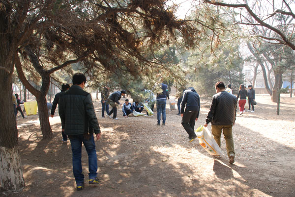 同学们拾捡道路、花坛内的垃圾.JPG